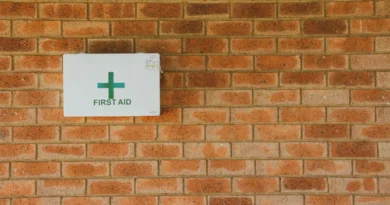 Wyposażona apteczka pierwszej pomocy w zakładzie pracy – przykładowy zestaw zgodny z normami BHP na 2025 rok